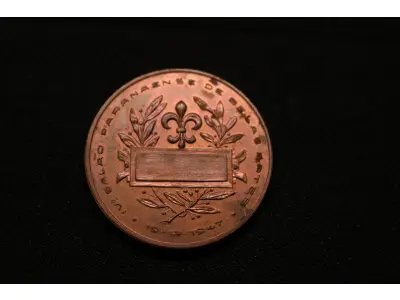 LOTE 018 - LOTE 18 – MEDALHAS – ALFREDO ANDERSEN 	MEDALHA	OBSERVAÇÕES 1.		1ª Exposição de Artistas Paranaenses no Rio de Janeiro. Sociedade de Amigos de Alfredo Andersen.1943. Gravador: José Peon	Bronze 2.		1ª Exposição de Artistas Paranaenses no Rio de Janeiro. Sociedade de Amigos de Alfredo Andersen.1943. Gravador: José Peon	Bronze 3.		1ª Exposição de Artistas Paranaenses no Rio de Janeiro. Sociedade de Amigos de Alfredo Andersen.1943. Gravador: José Peon	Cobre 4.		1ª Exposição de Artistas Paranaenses no Rio de Janeiro. Sociedade de Amigos de Alfredo Andersen.1943. Gravador: José Peon	Prateada 5.		IV Salão Paranaense de Belas Artes. 1947. Homenagem a Alfredo Andersen (1860-1935). Gravador: José Peon	Cobre 6.		1° Salão Internacional de Arte Fotografica. Foto Clube Colméia. 1960. Gravadores: José Peon e José Tortatto.	Retangular