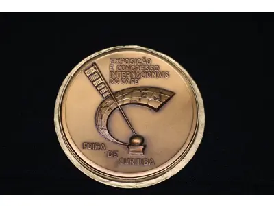LOTE 024 - LOTE 24 – MEDALHAS CENTENÁRIO DO PARANÁ 	MEDALHA	OBSERVAÇÕES 1.		Exposição Internacional do Café, Curitiba, Centenário do Paraná. 1953. Gravador: Montini	Acobreada – Com estojo de época 2.		Exposição Internacional do Café, Curitiba, Centenário do Paraná. 1953. Gravador: Montini	Acobreada – Com estojo de época