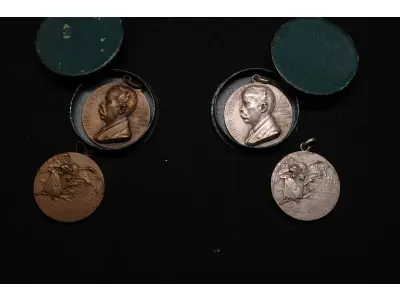 LOTE 022 - LOTE 22 – MEDALHAS LAURO SODRE 	MEDALHA	OBSERVAÇÕES 1.		Homenagem do Pará a Lauro Sodre. 1911 Gravador: P.F. Berthold	Acobreada – Com estojo de época 2.		Homenagem do Pará a Lauro Sodre. 1911 Gravador: P.F. Berthold	Prateada – Com estojo de época 3.		Homenagem do Pará a Lauro Sodre. 1911 Gravador: P.F. Berthold	Acobreada 4.		Homenagem do Pará a Lauro Sodre. 1911 Gravador: P.F. Berthold	Prateada