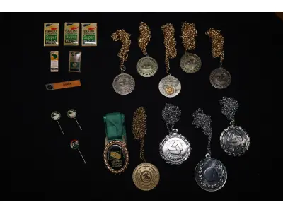 LOTE 045 - LOTE 45 – BANESTADO 	OBJETO	OBSERVAÇÕES 1.		Medalha Prateada Banestado – sem uso	3 unidades 2.		Medalha Associação Banestado – Inauguração Ginásio de Esportes-  30 de outubro de 1982	5 unidades 3.		Pin Banestado Feira do Paraná Super Plus Titulo de Capitalização.	3 unidades 4.		Pin CIN Centro Internacional de Negócios -  Banestado	1 unidade 5.		Pin 8ª Assembleia Geral da Federação Luterana Mundial – 1998 - Banestado	1 unidade 6.		Crachá de funcionário Banestado em metal	1 unidade 7.		Medalha Campeonato Paranaense de Natação – Associação Masters do Paraná. 2000. Banestado	1 unidade 8.		Medalha Honra ao Mérito - Banestado	1 unidade 9.		Alfinete de Lapela Banestado – Foz do Iguacu	1 unidade 10.		Alfinete de Lapela Banestado – Pato Branco	2 unidade