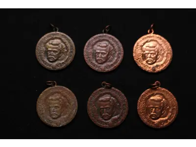 LOTE 029 - LOTE 29 – MEDALHAS MAESTRO CARLOS GOMES 	MEDALHA	OBSERVAÇÕES 1.		Centenário do Maestro Carlos Gomes. 1936 Gravador: José Peón	Bronzeada 2.		Centenário do Maestro Carlos Gomes. 1936 Gravador: José Peón	Bronzeada 3.		Centenário do Maestro Carlos Gomes. 1936 Gravador: José Peón	Acobreada 4.		Centenário do Maestro Carlos Gomes. 1936 Gravador: José Peón	Acobreada 5.		Centenário do Maestro Carlos Gomes. 1936 Gravador: José Peón	Dourada 6.		Centenário do Maestro Carlos Gomes. 1936Gravador: José Peón	Dourada