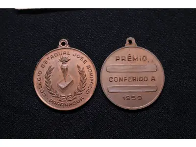 LOTE 004 - LOTE 4 – MEDALHAS PARANÁ EDUCAÇÃO E CULTURA 	MEDALHA	OBSERVAÇÕES 1.		Instituto Neo-pitagórico a Angelo Guido. 1926	Envelope de época 2.		Instituto Neo-pitagórico a Angelo Guido. 1926	Envelope de época 3.		Instituto Neo-pitagórico a Angelo Guido. 1926	Envelope da Coleção Júlio Estrella Moreira 4.		Colégio Estadual José Bonifácio, Paranagua. 1959 Gravadores: José Peon e José Tortatto.	Acobreada 5.		Inauguração da Escola Profissional República Argentina. 1932. Gravador: José Peon	Acobreada 6.		Homenagem ao professor Fernando Augusto Moreira. 1938. Gravador: José Peon	Retangular 7.		Homenagem ao professor Fernando Augusto Moreira. 1938. Gravador: José Peon	Retangular