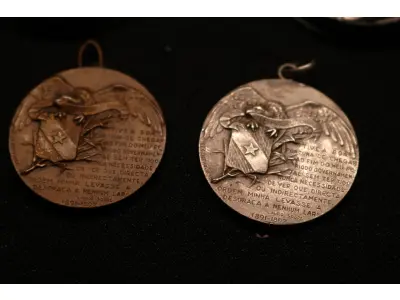 LOTE 022 - LOTE 22 – MEDALHAS LAURO SODRE 	MEDALHA	OBSERVAÇÕES 1.		Homenagem do Pará a Lauro Sodre. 1911 Gravador: P.F. Berthold	Acobreada – Com estojo de época 2.		Homenagem do Pará a Lauro Sodre. 1911 Gravador: P.F. Berthold	Prateada – Com estojo de época 3.		Homenagem do Pará a Lauro Sodre. 1911 Gravador: P.F. Berthold	Acobreada 4.		Homenagem do Pará a Lauro Sodre. 1911 Gravador: P.F. Berthold	Prateada