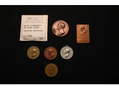 LOTE 018 - LOTE 18 – MEDALHAS – ALFREDO ANDERSEN 	MEDALHA	OBSERVAÇÕES 1.		1ª Exposição de Artistas Paranaenses no Rio de Janeiro. Sociedade de Amigos de Alfredo Andersen.1943. Gravador: José Peon	Bronze 2.		1ª Exposição de Artistas Paranaenses no Rio de Janeiro. Sociedade de Amigos de Alfredo Andersen.1943. Gravador: José Peon	Bronze 3.		1ª Exposição de Artistas Paranaenses no Rio de Janeiro. Sociedade de Amigos de Alfredo Andersen.1943. Gravador: José Peon	Cobre 4.		1ª Exposição de Artistas Paranaenses no Rio de Janeiro. Sociedade de Amigos de Alfredo Andersen.1943. Gravador: José Peon	Prateada 5.		IV Salão Paranaense de Belas Artes. 1947. Homenagem a Alfredo Andersen (1860-1935). Gravador: José Peon	Cobre 6.		1° Salão Internacional de Arte Fotografica. Foto Clube Colméia. 1960. Gravadores: José Peon e José Tortatto.	Retangular