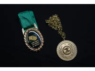 LOTE 045 - LOTE 45 – BANESTADO 	OBJETO	OBSERVAÇÕES 1.		Medalha Prateada Banestado – sem uso	3 unidades 2.		Medalha Associação Banestado – Inauguração Ginásio de Esportes-  30 de outubro de 1982	5 unidades 3.		Pin Banestado Feira do Paraná Super Plus Titulo de Capitalização.	3 unidades 4.		Pin CIN Centro Internacional de Negócios -  Banestado	1 unidade 5.		Pin 8ª Assembleia Geral da Federação Luterana Mundial – 1998 - Banestado	1 unidade 6.		Crachá de funcionário Banestado em metal	1 unidade 7.		Medalha Campeonato Paranaense de Natação – Associação Masters do Paraná. 2000. Banestado	1 unidade 8.		Medalha Honra ao Mérito - Banestado	1 unidade 9.		Alfinete de Lapela Banestado – Foz do Iguacu	1 unidade 10.		Alfinete de Lapela Banestado – Pato Branco	2 unidade