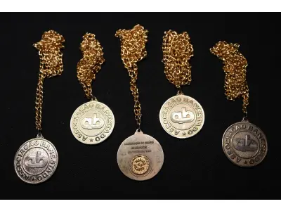 LOTE 045 - LOTE 45 – BANESTADO 	OBJETO	OBSERVAÇÕES 1.		Medalha Prateada Banestado – sem uso	3 unidades 2.		Medalha Associação Banestado – Inauguração Ginásio de Esportes-  30 de outubro de 1982	5 unidades 3.		Pin Banestado Feira do Paraná Super Plus Titulo de Capitalização.	3 unidades 4.		Pin CIN Centro Internacional de Negócios -  Banestado	1 unidade 5.		Pin 8ª Assembleia Geral da Federação Luterana Mundial – 1998 - Banestado	1 unidade 6.		Crachá de funcionário Banestado em metal	1 unidade 7.		Medalha Campeonato Paranaense de Natação – Associação Masters do Paraná. 2000. Banestado	1 unidade 8.		Medalha Honra ao Mérito - Banestado	1 unidade 9.		Alfinete de Lapela Banestado – Foz do Iguacu	1 unidade 10.		Alfinete de Lapela Banestado – Pato Branco	2 unidade