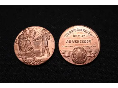 LOTE 005 - LOTE 5 – MEDALHAS CIVICAS E MILITARES 	MEDALHA	OBSERVAÇÕES 1.		União Cívica Paranaense – 1916. Gravadores: Jose Peon e Fernandez	Prova de Cunho, Bronze –  Envelope da Coleção Júlio Estrella Moreira 2.		União Cívica Paranaense – 1916. Gravadores: Jose Peon e Fernandez	Acobreada 3.		Revolução de 05 de outubro de 1930. Gravador: José Peon.	Prateada 4.		Corrida do Facho Militar – 15 Batalhão de Caçadores – Curitiba Pr.	Acobreada - envelope da Coleção Júlio Estrella Moreira 5.		Corrida do Facho Militar – 15 Batalhão de Caçadores – Curitiba Pr.	Bronze - envelope da Coleção Júlio Estrella Moreira 6.		Corrida do Facho Militar – 5 ª Região Militar. 1943. Gravador: Frederico Tod.	Acobreada 7.		Corrida do Facho Militar – 5 ª Região Militar. 1943. Gravador: Frederico Tod.	Acobreada 8.		Corrida do Facho Militar – 5 ª Região Militar. 1948. Gravador: José Peon	Acobreada 9.		Corrida do Facho Militar – 5 ª Região Militar. 1948. Gravador: José Peon	Acobreada 10.		Revolução de 1932. Gravador Montini	Acobreada 11.		Revolução de 1932. Gravador Montini	Acobreada