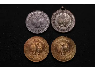 LOTE 031 - LOTE 31 – MEDALHAS CONDE ZEPPELIN 	MEDALHA	OBSERVAÇÕES 1.		Medalha Conde Zeppelin. Curitiba. 1930  Gravador: José Peón	Prateada – envelope da Coleção Júlio Estrella Moreira 2.		Medalha Conde Zeppelin. Curitiba. 1930  Gravador: José Peón	Chumbo – envelope da Coleção Júlio Estrella Moreira 3.		Medalha Conde Zeppelin. Curitiba. 1930  Gravador: José Peón	Dourada 4.		Medalha Conde Zeppelin. Curitiba. 1930  Gravador: José Peón	Dourada