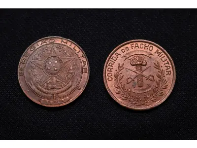LOTE 005 - LOTE 5 – MEDALHAS CIVICAS E MILITARES 	MEDALHA	OBSERVAÇÕES 1.		União Cívica Paranaense – 1916. Gravadores: Jose Peon e Fernandez	Prova de Cunho, Bronze –  Envelope da Coleção Júlio Estrella Moreira 2.		União Cívica Paranaense – 1916. Gravadores: Jose Peon e Fernandez	Acobreada 3.		Revolução de 05 de outubro de 1930. Gravador: José Peon.	Prateada 4.		Corrida do Facho Militar – 15 Batalhão de Caçadores – Curitiba Pr.	Acobreada - envelope da Coleção Júlio Estrella Moreira 5.		Corrida do Facho Militar – 15 Batalhão de Caçadores – Curitiba Pr.	Bronze - envelope da Coleção Júlio Estrella Moreira 6.		Corrida do Facho Militar – 5 ª Região Militar. 1943. Gravador: Frederico Tod.	Acobreada 7.		Corrida do Facho Militar – 5 ª Região Militar. 1943. Gravador: Frederico Tod.	Acobreada 8.		Corrida do Facho Militar – 5 ª Região Militar. 1948. Gravador: José Peon	Acobreada 9.		Corrida do Facho Militar – 5 ª Região Militar. 1948. Gravador: José Peon	Acobreada 10.		Revolução de 1932. Gravador Montini	Acobreada 11.		Revolução de 1932. Gravador Montini	Acobreada