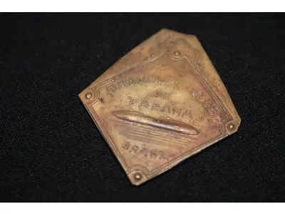 LOTE 017 - LOTE 17 – MEDALHAS FERROVIA 	MEDALHA	OBSERVAÇÕES 1.		Medalhão da Estrada de Ferro Central do Paraná. 1970 Gravador: José Mansur Karam	Acobreada – reverso liso - envelope de época  2.		1° Marco da Estrada de Ferro Central do Paraná.1948 Homenagem ao Governador Moyses Lupion.Gravador: João Moelleken	Dourada - envelope da Coleção Júlio Estrella Moreira 3.		Automóvel Clube do Paraná.	Dourada – Prova de cunho 4.		Automóvel Clube do Paraná.	Dourada – Prova de cunho