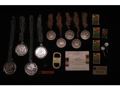 LOTE 047 - LOTE 47 – BANESTADO 	OBJETO	OBSERVAÇÕES 1.		Medalha Prateada Banestado – sem uso	4 unidades 2.		Medalha Associação Banestado – Inauguração Ginásio de Esportes-  30 de outubro de 1982	5 unidades 3.		Pin Banestado Feira do Paraná Super Plus Titulo de Capitalização.	4 unidades 4.		Pin CIN Centro Internacional de Negócios - Banestado	1 unidade 5.		Pin 8ª Assembleia Geral da Federação Luterana Mundial – 1998 - Banestado	2 unidades com encarte 6.		Crachá de funcionário Banestado em metal	1 unidade 7.		Crachá de funcionário Banestado em Acrílico	1 unidade 8.		Pin de lapela Banestado - integração	1 unidade 9.		Chaveiro Banestado de plástico branco	1 unidade 10.		Alfinete de Lapela Banestado – Pato Branco	2 unidades