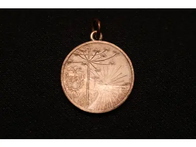 LOTE 013 - LOTE 13 – MEDALHAS – DIA DO PARANÁ 	MEDALHA	OBSERVAÇÕES 1.		Dia do Paraná. Associação Paranaense de Imprensa. 1932. Gravador: José Peon	Prateada 2.		Comemoração do Dia do Paraná. Ass. Paranaense de Imprensa. 1931. Gravador: José Peon	Dourada - envelope da Coleção Júlio Estrella Moreira 3.		Comemoração do Dia do Paraná. Ass. Paranaense de Imprensa. 1931. Gravador: José Peon	Dourada 4.		Comemoração do Dia do Paraná. Ass. Paranaense de Imprensa. 1931. Gravador: José Peon	Dourada 5.		Comemoração do Dia do Paraná. Ass. Paranaense de Imprensa. 1931. Gravador: José Peon	Dourada