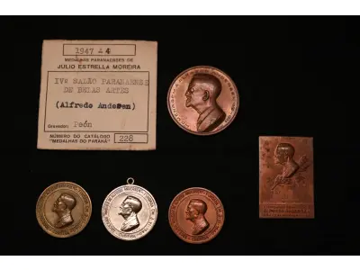 LOTE 014 - LOTE 14 – MEDALHAS – ALFREDO ANDERSEN 	MEDALHA	OBSERVAÇÕES 1.		1ª Exposição de Artistas Paranaenses no Rio de Janeiro. Sociedade de Amigos de Alfredo Andersen.1943. Gravador: José Peon	Bronze 2.		1ª Exposição de Artistas Paranaenses no Rio de Janeiro. Sociedade de Amigos de Alfredo Andersen.1943. Gravador: José Peon	Cobre 3.		1ª Exposição de Artistas Paranaenses no Rio de Janeiro. Sociedade de Amigos de Alfredo Andersen.1943. Gravador: José Peon	Prateada 4.		IV Salão Paranaense de Belas Artes. 1947. Homenagem a Alfredo Andersen (1860-1935). Gravador: José Peon	Cobre 5.		1° Salão Internacional de Arte Fotografica. Foto Clube Colméia. 1960. Gravadores: José Peon e José Tortatto.