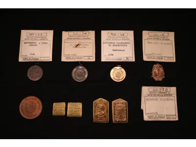 LOTE 006 - LOTE 6 – MEDALHAS CULTURA E LAZER 	MEDALHA	OBSERVAÇÕES 1.		Monumento a Tiradentes. 1927 Gravador: Jose Peon	Acobreada - envelope da Coleção Júlio Estrella Moreira 2.		1ª Exposição da Sociedade Paranaense de Arqueologia.1931.  Gravador: Jose Peon	Acobreada - envelope da Coleção Júlio Estrella Moreira 3.		1ª Exposição da Sociedade Paranaense de Arqueologia.1931.  Gravador: Jose Peon	Dourada - envelope da Coleção Júlio Estrella Moreira 4.		6° Concurso de Fotografia – Foto Clube do Paraná. 1943 – Gravador: Mueller	Acobreada - envelope da Coleção Júlio Estrella Moreira 5.		Exposição Filatélica Sulbrasileira – Sulbrape. 1949 Gravador: Jose Peon	Prova de Cunho, dourada. 6.		Exposição Filatélica Sulbrasileira – Sulbrape. 1949 Gravador: Jose Peon	Dourada - envelope da Coleção Júlio Estrella Moreira 7.		Sociedade Rio Branco 70 anos. 1954	Prova de Cunho - Dourada 8.		Sociedade Rio Branco 70 anos. 1954	Prova de Cunho - Dourada 9.		1° Festival de Música de Compositores Paranaenses - Aquibadan Sociedade Cultural.1963 Gravadores: José Peon e José Tortatto.