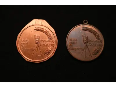 LOTE 025 - LOTE 25 – MEDALHAS INDÚSTRIA 	MEDALHA	OBSERVAÇÕES 1.		Fabrica de Curitiba. 1944.	Bronzeada – envelope da Coleção Júlio Estrella Moreira 2.		Salão anual de fotografias folhinhas Prosdócimo Gravador: Frederico Tod.	Bronzeada – prova de cunho 3.		Salão anual de fotografias folhinhas Prosdócimo Gravador: Frederico Tod.	Bronzeada – envelope da Coleção Júlio Estrella Moreira 4.		Grande Prémio Prosdócimo (ciclismo) Gravador: José Peón	Bronzeada 5.		Grande Prémio Prosdócimo (ciclismo) Gravador: José Peón	Bronzeada