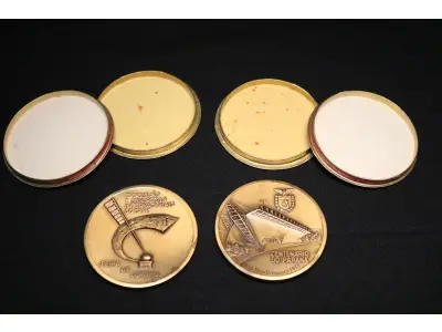 LOTE 024 - LOTE 24 – MEDALHAS CENTENÁRIO DO PARANÁ 	MEDALHA	OBSERVAÇÕES 1.		Exposição Internacional do Café, Curitiba, Centenário do Paraná. 1953. Gravador: Montini	Acobreada – Com estojo de época 2.		Exposição Internacional do Café, Curitiba, Centenário do Paraná. 1953. Gravador: Montini	Acobreada – Com estojo de época