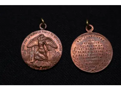 LOTE 005 - LOTE 5 – MEDALHAS CIVICAS E MILITARES 	MEDALHA	OBSERVAÇÕES 1.		União Cívica Paranaense – 1916. Gravadores: Jose Peon e Fernandez	Prova de Cunho, Bronze –  Envelope da Coleção Júlio Estrella Moreira 2.		União Cívica Paranaense – 1916. Gravadores: Jose Peon e Fernandez	Acobreada 3.		Revolução de 05 de outubro de 1930. Gravador: José Peon.	Prateada 4.		Corrida do Facho Militar – 15 Batalhão de Caçadores – Curitiba Pr.	Acobreada - envelope da Coleção Júlio Estrella Moreira 5.		Corrida do Facho Militar – 15 Batalhão de Caçadores – Curitiba Pr.	Bronze - envelope da Coleção Júlio Estrella Moreira 6.		Corrida do Facho Militar – 5 ª Região Militar. 1943. Gravador: Frederico Tod.	Acobreada 7.		Corrida do Facho Militar – 5 ª Região Militar. 1943. Gravador: Frederico Tod.	Acobreada 8.		Corrida do Facho Militar – 5 ª Região Militar. 1948. Gravador: José Peon	Acobreada 9.		Corrida do Facho Militar – 5 ª Região Militar. 1948. Gravador: José Peon	Acobreada 10.		Revolução de 1932. Gravador Montini	Acobreada 11.		Revolução de 1932. Gravador Montini	Acobreada