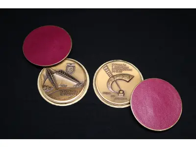 LOTE 024 - LOTE 24 – MEDALHAS CENTENÁRIO DO PARANÁ 	MEDALHA	OBSERVAÇÕES 1.		Exposição Internacional do Café, Curitiba, Centenário do Paraná. 1953. Gravador: Montini	Acobreada – Com estojo de época 2.		Exposição Internacional do Café, Curitiba, Centenário do Paraná. 1953. Gravador: Montini	Acobreada – Com estojo de época