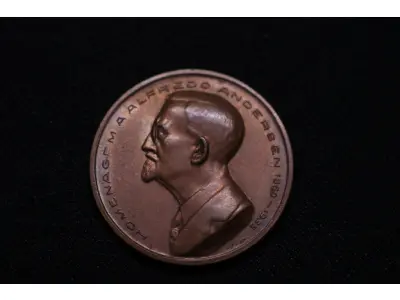 LOTE 014 - LOTE 14 – MEDALHAS – ALFREDO ANDERSEN 	MEDALHA	OBSERVAÇÕES 1.		1ª Exposição de Artistas Paranaenses no Rio de Janeiro. Sociedade de Amigos de Alfredo Andersen.1943. Gravador: José Peon	Bronze 2.		1ª Exposição de Artistas Paranaenses no Rio de Janeiro. Sociedade de Amigos de Alfredo Andersen.1943. Gravador: José Peon	Cobre 3.		1ª Exposição de Artistas Paranaenses no Rio de Janeiro. Sociedade de Amigos de Alfredo Andersen.1943. Gravador: José Peon	Prateada 4.		IV Salão Paranaense de Belas Artes. 1947. Homenagem a Alfredo Andersen (1860-1935). Gravador: José Peon	Cobre 5.		1° Salão Internacional de Arte Fotografica. Foto Clube Colméia. 1960. Gravadores: José Peon e José Tortatto.
