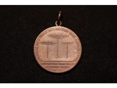 LOTE 005 - LOTE 5 – MEDALHAS CIVICAS E MILITARES 	MEDALHA	OBSERVAÇÕES 1.		União Cívica Paranaense – 1916. Gravadores: Jose Peon e Fernandez	Prova de Cunho, Bronze –  Envelope da Coleção Júlio Estrella Moreira 2.		União Cívica Paranaense – 1916. Gravadores: Jose Peon e Fernandez	Acobreada 3.		Revolução de 05 de outubro de 1930. Gravador: José Peon.	Prateada 4.		Corrida do Facho Militar – 15 Batalhão de Caçadores – Curitiba Pr.	Acobreada - envelope da Coleção Júlio Estrella Moreira 5.		Corrida do Facho Militar – 15 Batalhão de Caçadores – Curitiba Pr.	Bronze - envelope da Coleção Júlio Estrella Moreira 6.		Corrida do Facho Militar – 5 ª Região Militar. 1943. Gravador: Frederico Tod.	Acobreada 7.		Corrida do Facho Militar – 5 ª Região Militar. 1943. Gravador: Frederico Tod.	Acobreada 8.		Corrida do Facho Militar – 5 ª Região Militar. 1948. Gravador: José Peon	Acobreada 9.		Corrida do Facho Militar – 5 ª Região Militar. 1948. Gravador: José Peon	Acobreada 10.		Revolução de 1932. Gravador Montini	Acobreada 11.		Revolução de 1932. Gravador Montini	Acobreada