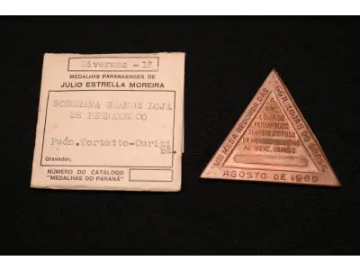 LOTE 001 - LOTE 1 – MEDALHAS DA MAÇONARIA 	MEDALHA	OBSERVAÇÕES 1.		Soberana Grande Loja de Pernambuco. 1960. Gravadores: José Peon e José Tortatto.	Envelope da Coleção Júlio Estrella Moreira 2.		Fraternidade Paranaense Curytiba. 1929.	Prova de Cunho – reverso liso 3.		Fraternidade Paranaense Curityba	Prova de Cunho – reverso liso 4.		Concordia IV – Curitiba – 1929. Gravador: José Peon	Prova de Cunho – reverso liso 5.		Bem. Segr: e Amor da Ord. 1860 – 23 Dez - 1960	Reverso Liso