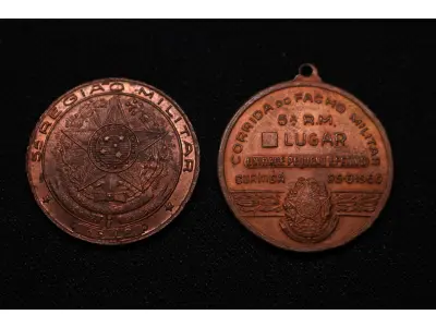LOTE 015 - LOTE 15 – MEDALHAS CIVICAS MILITARES 	MEDALHA	OBSERVAÇÕES 1.		União Cívica Paranaense – 1916.Gravadores: Jose Peon e Fernandez	Acobreada 2.		União Cívica Paranaense – 1916.Gravadores: Jose Peon e Fernandez	Dourada – prova de cunho 3.		Revolução de 05 de outubro de 1930. Gravador: José Peon.	Prateada - envelope da Coleção Júlio Estrella Moreira 4.		Corrida do Facho Militar – 5 ª Região Militar. 1948.Gravador: José Peon	Acobreada 5.		Corrida do Facho Militar – 5 ª Região Militar. 1948.Gravador: José Peon	Acobreada 6.		Libertadores da Nação. Revolução de 1930. Gravador: Eduardo Mueller	Reveso Liso 7.		Cinquentenário da República – Tiro de Guerra Rio Branco. 1939. Gravador: Frederico Tod.	Prateada 8.		Corrida do Facho Militar – 5 ª Região Militar. 1943.Gravador: José Peon	Acobreada 9.		Corrida do Facho Militar – 5 ª Região Militar. 1960.	Acobreada 10.		1° Centenário da Policia Militar do Paraná. 1954.Gravadores Peon e Tortatto	Oxidada