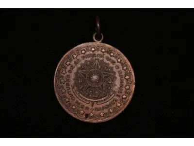 LOTE 015 - LOTE 15 – MEDALHAS CIVICAS MILITARES 	MEDALHA	OBSERVAÇÕES 1.		União Cívica Paranaense – 1916.Gravadores: Jose Peon e Fernandez	Acobreada 2.		União Cívica Paranaense – 1916.Gravadores: Jose Peon e Fernandez	Dourada – prova de cunho 3.		Revolução de 05 de outubro de 1930. Gravador: José Peon.	Prateada - envelope da Coleção Júlio Estrella Moreira 4.		Corrida do Facho Militar – 5 ª Região Militar. 1948.Gravador: José Peon	Acobreada 5.		Corrida do Facho Militar – 5 ª Região Militar. 1948.Gravador: José Peon	Acobreada 6.		Libertadores da Nação. Revolução de 1930. Gravador: Eduardo Mueller	Reveso Liso 7.		Cinquentenário da República – Tiro de Guerra Rio Branco. 1939. Gravador: Frederico Tod.	Prateada 8.		Corrida do Facho Militar – 5 ª Região Militar. 1943.Gravador: José Peon	Acobreada 9.		Corrida do Facho Militar – 5 ª Região Militar. 1960.	Acobreada 10.		1° Centenário da Policia Militar do Paraná. 1954.Gravadores Peon e Tortatto	Oxidada