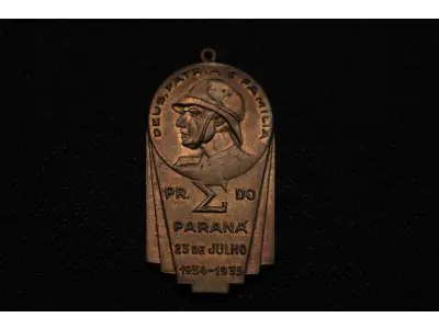 LOTE 016 - LOTE 16 – MEDALHAS CIVICAS e MILITARES 	MEDALHA	OBSERVAÇÕES 1.		Partido Integralista do Paraná. 1935. Gravador: Eduardo Muller	Dourada - envelope da Coleção Júlio Estrella Moreira 2.		Corrida do Facho Militar – 5 ª Região Militar. 1948. Gravador: José Peon	Acobreada 3.		Corrida do Facho Militar – 5 ª Região Militar. 1948. Gravador: José Peon	Acobreada 4.		Revolução de 05 de outubro de 1930. Gravador: José Peon.	Prateada