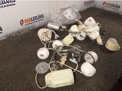 LOTE 304 - 01 LOTE COM VÁRIAS CÂMERAS DE SEGURANÇA. (NO ESTADO) ATENÇÃO! FAZER A VISITAÇÃO ANTES DE ARREMATAR, NÃO SABEMOS SE FUNCIONA. LEILÃO NÃO TEM GARANTIA E NEM DEVOLUÇÃO, SUJEITO A POSSÍVEIS AVARIAS VISÍVEIS/OCULTAS E/OU AUSÊNCIA DE COMPONENTES.