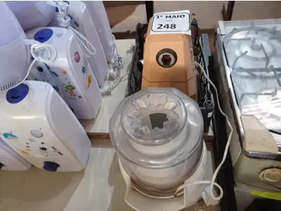 LOTE 248 - 01 MULTI MOEDOR E 01 APARELHO PARA FAZER SORVETE COM AVARIAS. (NO ESTADO) ATENÇÃO! FAZER A VISITAÇÃO ANTES DE ARREMATAR, NÃO SABEMOS SE FUNCIONA. LEILÃO NÃO TEM GARANTIA E NEM DEVOLUÇÃO, SUJEITO A POSSÍVEIS AVARIAS VISÍVEIS/OCULTAS E/OU AUSÊNCIA DE COMPONENTES.