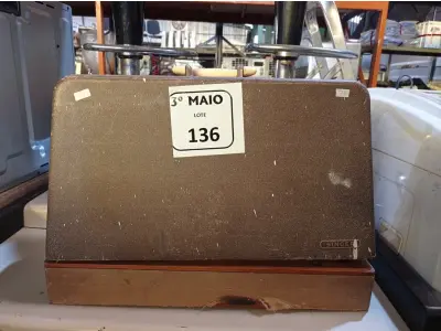 LOTE 136 - 01 MÁQUINA DE COSTURA ANTIGA MARCA SINGER. (NO ESTADO) ATENÇÃO! FAZER A VISITAÇÃO ANTES DE ARREMATAR, NÃO SABEMOS SE FUNCIONA. LEILÃO NÃO TEM GARANTIA E NEM DEVOLUÇÃO, SUJEITO A POSSÍVEIS AVARIAS VISÍVEIS/OCULTAS E/OU AUSÊNCIA DE COMPONENTES.