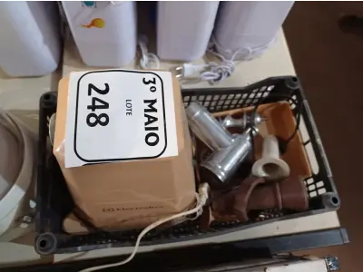 LOTE 248 - 01 MULTI MOEDOR E 01 APARELHO PARA FAZER SORVETE COM AVARIAS. (NO ESTADO) ATENÇÃO! FAZER A VISITAÇÃO ANTES DE ARREMATAR, NÃO SABEMOS SE FUNCIONA. LEILÃO NÃO TEM GARANTIA E NEM DEVOLUÇÃO, SUJEITO A POSSÍVEIS AVARIAS VISÍVEIS/OCULTAS E/OU AUSÊNCIA DE COMPONENTES.