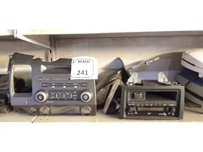 LOTE 241 - 01 LOTE COM DIVERSOS ACESSÓRIOS PARA VEÍCULOS E 02 APARELHOS DE SOM AUTOMOTIVO HONDA. (NO ESTADO) ATENÇÃO! FAZER A VISITAÇÃO ANTES DE ARREMATAR, NÃO SABEMOS SE FUNCIONA. LEILÃO NÃO TEM GARANTIA E NEM DEVOLUÇÃO, SUJEITO A POSSÍVEIS AVARIAS VISÍVEIS/OCULTAS E/OU AUSÊNCIA DE COMPONENTES.