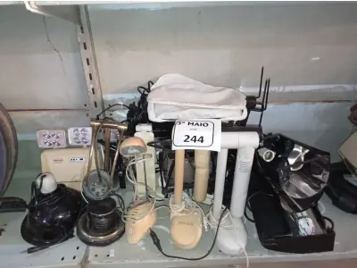 LOTE 244 - 01 LOTE COM DIVERSAS LUMINÁRIAS. (NO ESTADO) ATENÇÃO! FAZER A VISITAÇÃO ANTES DE ARREMATAR, NÃO SABEMOS SE FUNCIONA. LEILÃO NÃO TEM GARANTIA E NEM DEVOLUÇÃO, SUJEITO A POSSÍVEIS AVARIAS VISÍVEIS/OCULTAS E/OU AUSÊNCIA DE COMPONENTES.