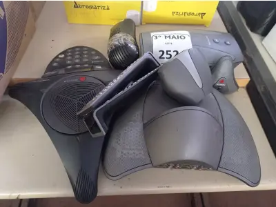 LOTE 252 - 01 APARELHO DE VÍDEO CONFERÊNCIA INCOMPLETO COM 02 CONTROLES. (NO ESTADO) ATENÇÃO! FAZER A VISITAÇÃO ANTES DE ARREMATAR, NÃO SABEMOS SE FUNCIONA. LEILÃO NÃO TEM GARANTIA E NEM DEVOLUÇÃO, SUJEITO A POSSÍVEIS AVARIAS VISÍVEIS/OCULTAS E/OU AUSÊNCIA DE COMPONENTES.