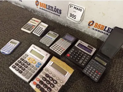 LOTE 305 - 09 CALCULADORAS DIVERSAS. (NO ESTADO) ATENÇÃO! FAZER A VISITAÇÃO ANTES DE ARREMATAR, NÃO SABEMOS SE FUNCIONA. LEILÃO NÃO TEM GARANTIA E NEM DEVOLUÇÃO, SUJEITO A POSSÍVEIS AVARIAS VISÍVEIS/OCULTAS E/OU AUSÊNCIA DE COMPONENTES.