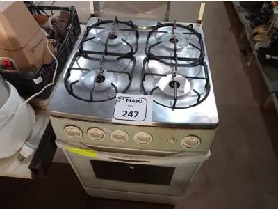 LOTE 247 - 01 FOGÃO 04 BOCAS MARCA DE VILLE. (NO ESTADO) ATENÇÃO! FAZER A VISITAÇÃO ANTES DE ARREMATAR, NÃO SABEMOS SE FUNCIONA. LEILÃO NÃO TEM GARANTIA E NEM DEVOLUÇÃO, SUJEITO A POSSÍVEIS AVARIAS VISÍVEIS/OCULTAS E/OU AUSÊNCIA DE COMPONENTES.