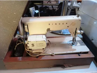 LOTE 136 - 01 MÁQUINA DE COSTURA ANTIGA MARCA SINGER. (NO ESTADO) ATENÇÃO! FAZER A VISITAÇÃO ANTES DE ARREMATAR, NÃO SABEMOS SE FUNCIONA. LEILÃO NÃO TEM GARANTIA E NEM DEVOLUÇÃO, SUJEITO A POSSÍVEIS AVARIAS VISÍVEIS/OCULTAS E/OU AUSÊNCIA DE COMPONENTES.