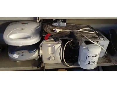 LOTE 242 - 04 TORRADEIRAS ELÉTRICAS, 01 CHURRASQUEIRA E 02 SANDUICHEIRAS COM AVARIAS. (NO ESTADO) ATENÇÃO! FAZER A VISITAÇÃO ANTES DE ARREMATAR, NÃO SABEMOS SE FUNCIONA. LEILÃO NÃO TEM GARANTIA E NEM DEVOLUÇÃO, SUJEITO A POSSÍVEIS AVARIAS VISÍVEIS/OCULTAS E/OU AUSÊNCIA DE COMPONENTES.