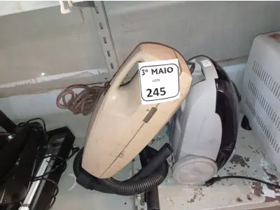 LOTE 245 - 02 ASPIRADORES DE PÓ. (NO ESTADO) ATENÇÃO! FAZER A VISITAÇÃO ANTES DE ARREMATAR, NÃO SABEMOS SE FUNCIONA. LEILÃO NÃO TEM GARANTIA E NEM DEVOLUÇÃO, SUJEITO A POSSÍVEIS AVARIAS VISÍVEIS/OCULTAS E/OU AUSÊNCIA DE COMPONENTES.