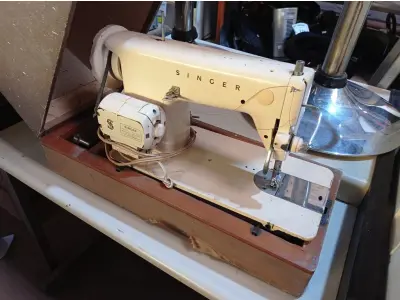 LOTE 136 - 01 MÁQUINA DE COSTURA ANTIGA MARCA SINGER. (NO ESTADO) ATENÇÃO! FAZER A VISITAÇÃO ANTES DE ARREMATAR, NÃO SABEMOS SE FUNCIONA. LEILÃO NÃO TEM GARANTIA E NEM DEVOLUÇÃO, SUJEITO A POSSÍVEIS AVARIAS VISÍVEIS/OCULTAS E/OU AUSÊNCIA DE COMPONENTES.