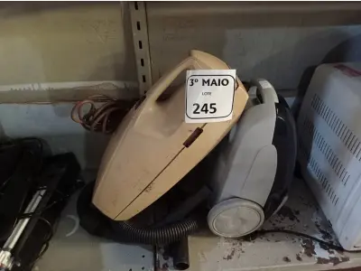LOTE 245 - 02 ASPIRADORES DE PÓ. (NO ESTADO) ATENÇÃO! FAZER A VISITAÇÃO ANTES DE ARREMATAR, NÃO SABEMOS SE FUNCIONA. LEILÃO NÃO TEM GARANTIA E NEM DEVOLUÇÃO, SUJEITO A POSSÍVEIS AVARIAS VISÍVEIS/OCULTAS E/OU AUSÊNCIA DE COMPONENTES.