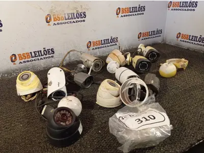 LOTE 310 - 01 LOTE COM VÁRIAS CÂMERAS DE SEGURANÇA. (NO ESTADO) ATENÇÃO! FAZER A VISITAÇÃO ANTES DE ARREMATAR, NÃO SABEMOS SE FUNCIONA. LEILÃO NÃO TEM GARANTIA E NEM DEVOLUÇÃO, SUJEITO A POSSÍVEIS AVARIAS VISÍVEIS/OCULTAS E/OU AUSÊNCIA DE COMPONENTES.