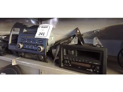 LOTE 241 - 01 LOTE COM DIVERSOS ACESSÓRIOS PARA VEÍCULOS E 02 APARELHOS DE SOM AUTOMOTIVO HONDA. (NO ESTADO) ATENÇÃO! FAZER A VISITAÇÃO ANTES DE ARREMATAR, NÃO SABEMOS SE FUNCIONA. LEILÃO NÃO TEM GARANTIA E NEM DEVOLUÇÃO, SUJEITO A POSSÍVEIS AVARIAS VISÍVEIS/OCULTAS E/OU AUSÊNCIA DE COMPONENTES.