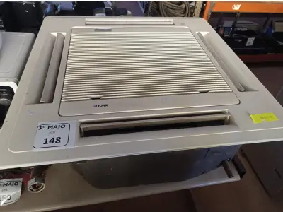 LOTE 148 - 01 EVAPORADORA DE TETO CASSETE MARCA YORK. (NO ESTADO) ATENÇÃO! FAZER A VISITAÇÃO ANTES DE ARREMATAR, NÃO SABEMOS SE FUNCIONA. LEILÃO NÃO TEM GARANTIA E NEM DEVOLUÇÃO, SUJEITO A POSSÍVEIS AVARIAS VISÍVEIS/OCULTAS E/OU AUSÊNCIA DE COMPONENTES.