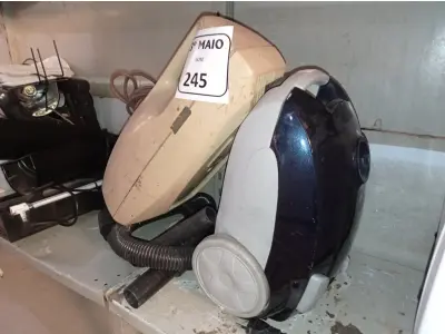 LOTE 245 - 02 ASPIRADORES DE PÓ. (NO ESTADO) ATENÇÃO! FAZER A VISITAÇÃO ANTES DE ARREMATAR, NÃO SABEMOS SE FUNCIONA. LEILÃO NÃO TEM GARANTIA E NEM DEVOLUÇÃO, SUJEITO A POSSÍVEIS AVARIAS VISÍVEIS/OCULTAS E/OU AUSÊNCIA DE COMPONENTES.