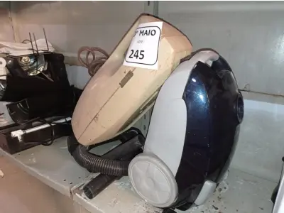 LOTE 245 - 02 ASPIRADORES DE PÓ. (NO ESTADO) ATENÇÃO! FAZER A VISITAÇÃO ANTES DE ARREMATAR, NÃO SABEMOS SE FUNCIONA. LEILÃO NÃO TEM GARANTIA E NEM DEVOLUÇÃO, SUJEITO A POSSÍVEIS AVARIAS VISÍVEIS/OCULTAS E/OU AUSÊNCIA DE COMPONENTES.