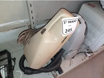 LOTE 245 - 02 ASPIRADORES DE PÓ. (NO ESTADO) ATENÇÃO! FAZER A VISITAÇÃO ANTES DE ARREMATAR, NÃO SABEMOS SE FUNCIONA. LEILÃO NÃO TEM GARANTIA E NEM DEVOLUÇÃO, SUJEITO A POSSÍVEIS AVARIAS VISÍVEIS/OCULTAS E/OU AUSÊNCIA DE COMPONENTES.