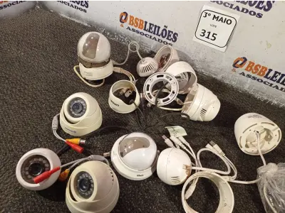 LOTE 315 - 01 LOTE COM VÁRIAS CÂMERAS DE SEGURANÇA. (NO ESTADO) ATENÇÃO! FAZER A VISITAÇÃO ANTES DE ARREMATAR, NÃO SABEMOS SE FUNCIONA. LEILÃO NÃO TEM GARANTIA E NEM DEVOLUÇÃO, SUJEITO A POSSÍVEIS AVARIAS VISÍVEIS/OCULTAS E/OU AUSÊNCIA DE COMPONENTES.