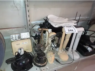 LOTE 244 - 01 LOTE COM DIVERSAS LUMINÁRIAS. (NO ESTADO) ATENÇÃO! FAZER A VISITAÇÃO ANTES DE ARREMATAR, NÃO SABEMOS SE FUNCIONA. LEILÃO NÃO TEM GARANTIA E NEM DEVOLUÇÃO, SUJEITO A POSSÍVEIS AVARIAS VISÍVEIS/OCULTAS E/OU AUSÊNCIA DE COMPONENTES.